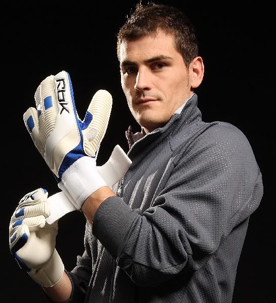 casillas-goalkeeper-gloves.jpg