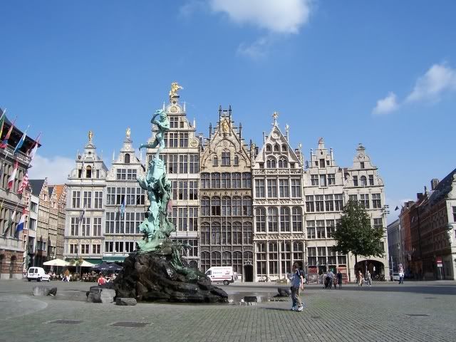 http://i108.photobucket.com/albums/n15/vlmflyer/antwerp_markt_07.jpg