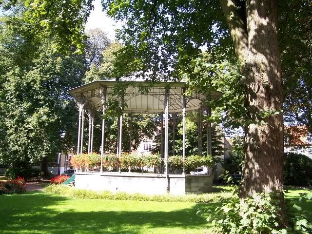 http://i108.photobucket.com/albums/n15/vlmflyer/veurne_bandstand.jpg