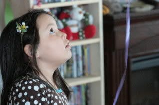 clara looking at balloons