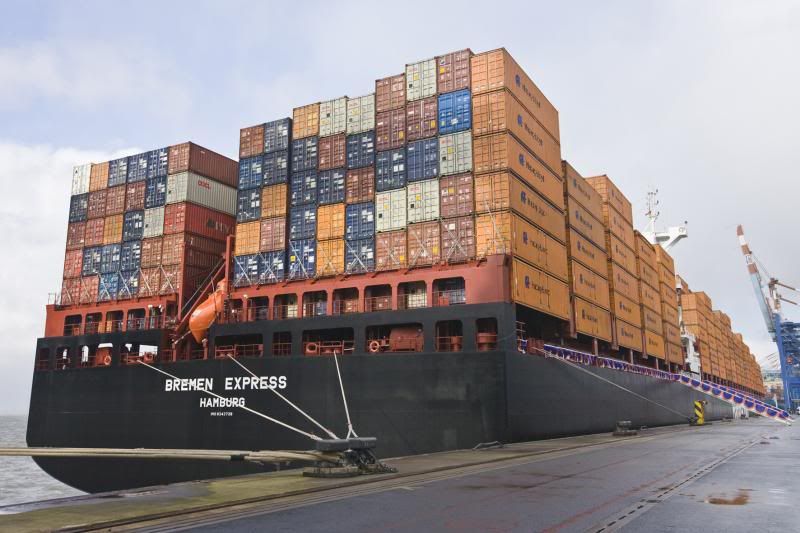 container ship photo: Container ship stacking BremenExpress01_print_zps8da51220.jpg