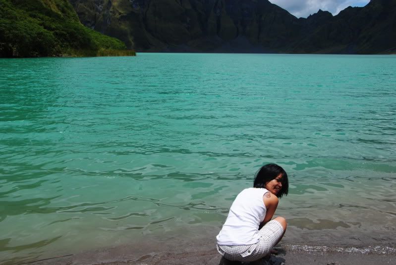 http://i108.photobucket.com/albums/n38/l_i_z_b01/LizatMtPinatuboCraterLake.jpg Play with the water - Mt. Pinatubo Crater Lake
