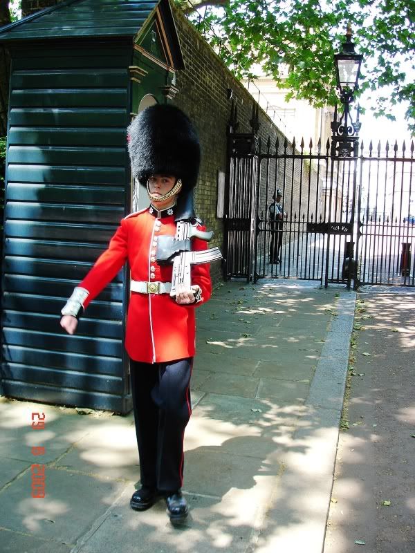 繁体中文保安穿着英式礼兵服 到英国伦敦了 夜总会女郎穿 性感版 皇家
