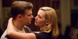 Leonardo di Caprio und Kate Winslet umarmen sich und schauen sich in die Augen