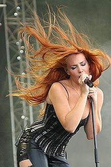 220px-Epica_simone_simons_smi.jpg