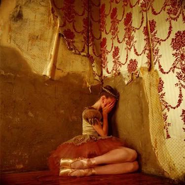 https://i108.photobucket.com/albums/n25/thosecando_photos/Ballerina_Cornered_1996.jpg